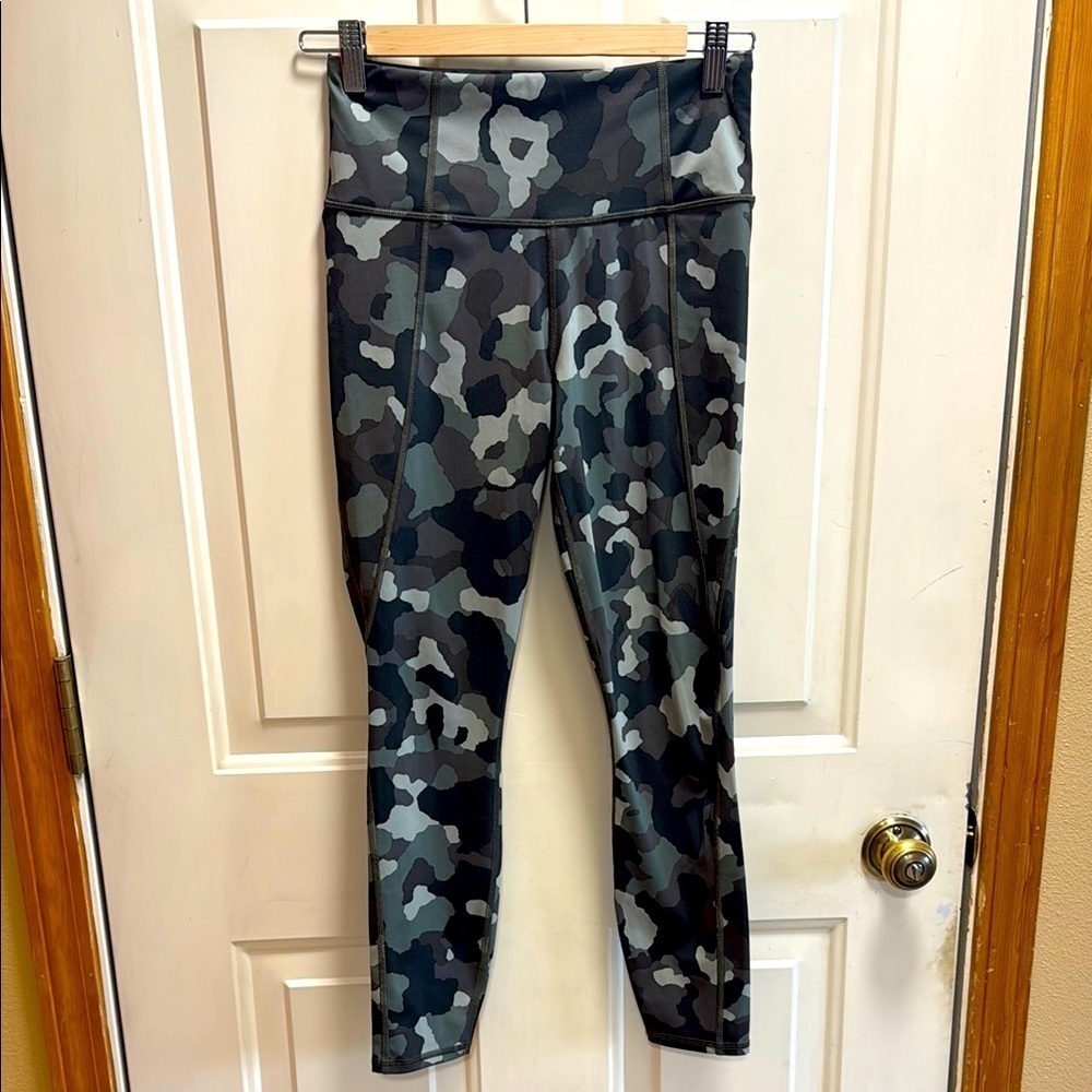 Athleta Green Camouflage Lightning 7/8 tights size XS